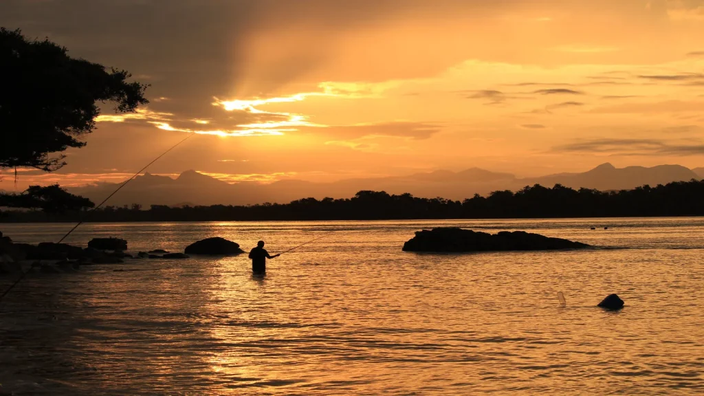 Pêche en mer sur le littoral du Golfe du Morbihan en Bretagne sud